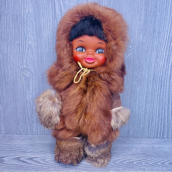 Vintage indigenous  Alaskan Doll with rabbit Fur & Leather outfit decoration - Picture 1 of 9